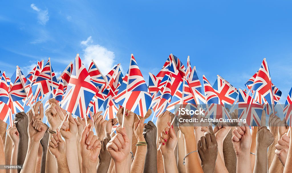 Multitud de nacionalidades mezclar agitando union jack flags - Foto de stock de Bandera del Reino Unido libre de derechos