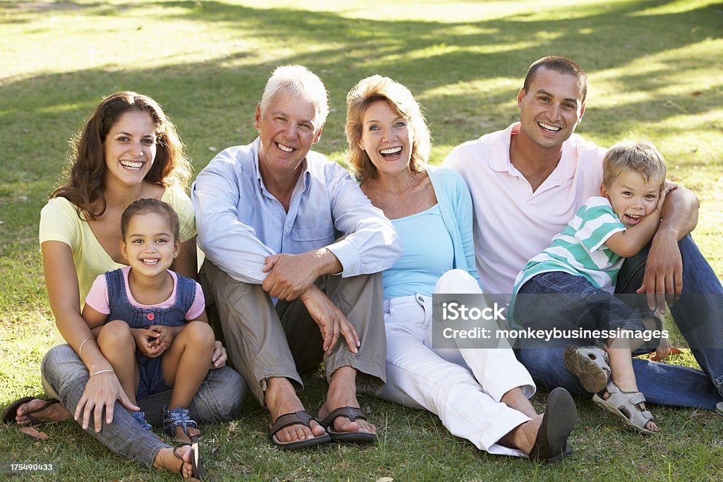 Tres generaciones familia descansando en el parque de verano - Foto de stock de 20 a 29 años libre de derechos