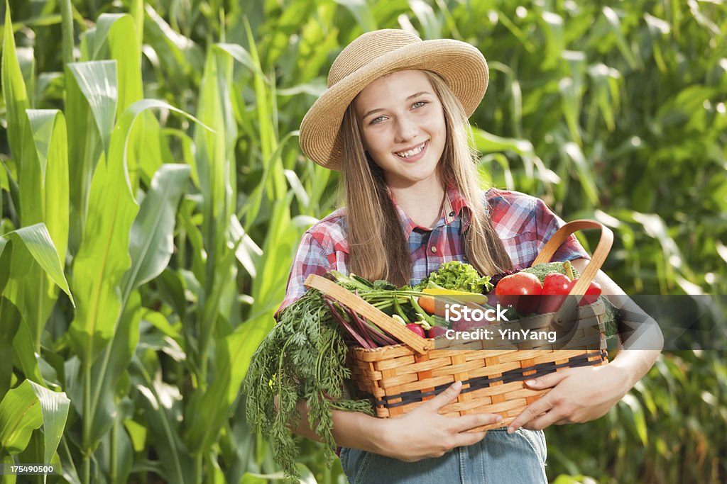 Saine jeune agriculteur fille tenant panier de produits frais, Hz - Photo de Produit bio libre de droits