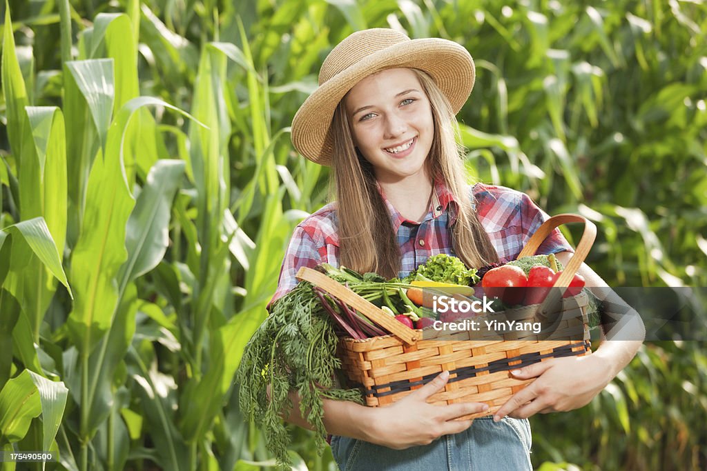 Sana giovane agricoltore ragazza con cesto di prodotti freschi Hz - Foto stock royalty-free di Cibo biologico