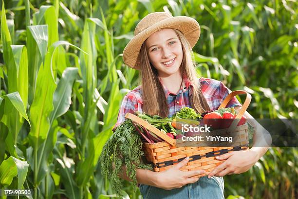 健康的な若い農業従事者を抱える少女バスケットの新鮮な食材 Hz - オーガニックのストックフォトや画像を多数ご用意 - オーガニック, 女性, 14歳から15歳