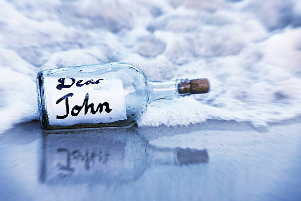 голубых тонах, дорогой john письмо в surf с эффектом стираной кожи - stranded message in a bottle island document стоковые фото и изображения