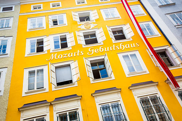место рождения моцарта главным зальцбург, австрия - getreidegasse стоковые фото и изображения