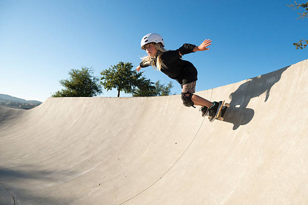 mädchen skateboarding - extreme skateboarding action balance motion stock-fotos und bilder