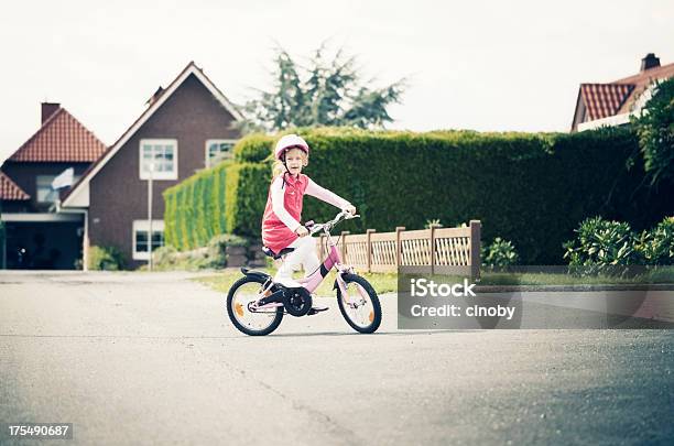 Fahrradmädchen Stockfoto und mehr Bilder von Fahrrad - Fahrrad, Einfamilienhaus, Helm