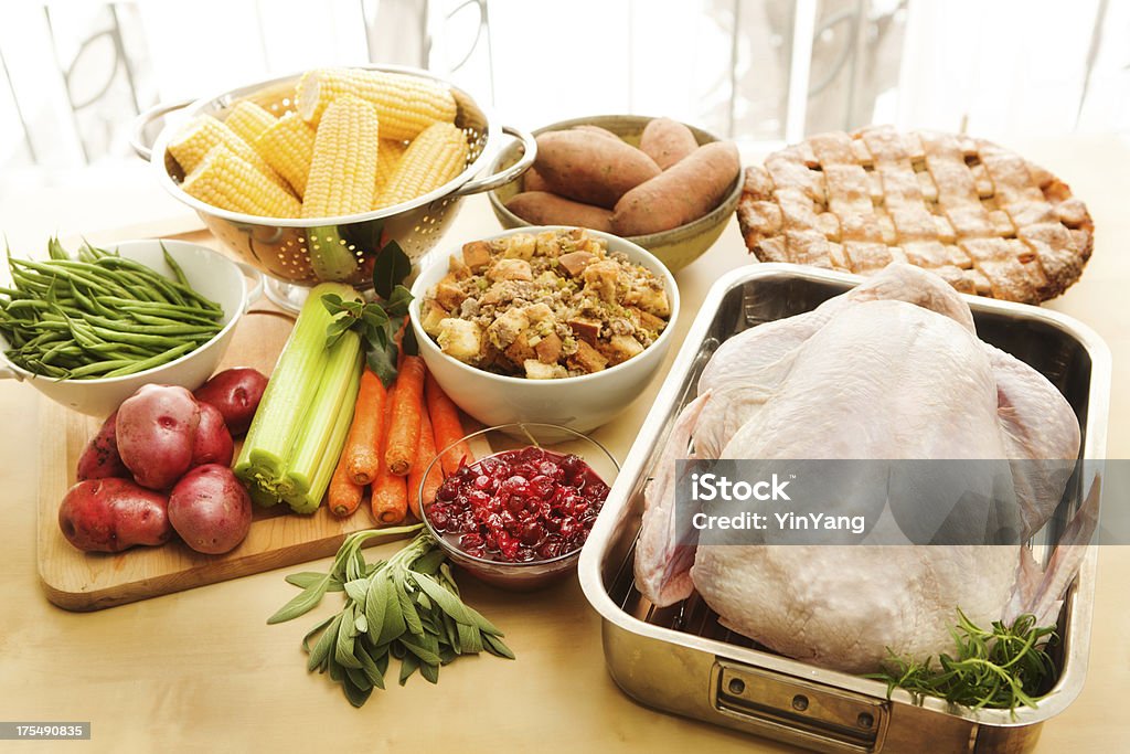 Turquía y materias primas ingredientes para celebrar el Día de Acción de Gracias preparación Horizontal - Foto de stock de Alimento libre de derechos