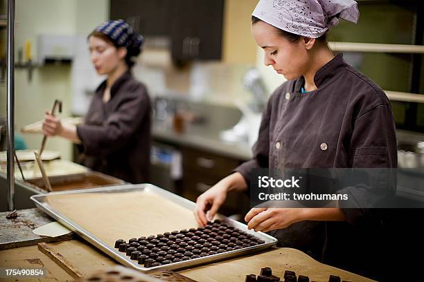 Handgemachte Schokoladenproduktion Stockfoto und mehr Bilder von Schokolade - Schokolade, Etwas herstellen, Kunsthandwerker