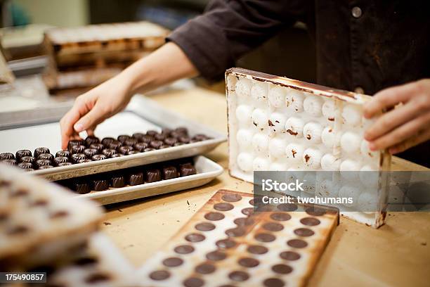 초콜릿 제막 초콜릿에 대한 스톡 사진 및 기타 이미지 - 초콜릿, 만들기, 초콜릿 공장
