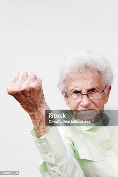 Злая Старший — стоковые фотографии и другие картинки Пожилые женщины - Пожилые женщины, Драться, Ударять кулаком