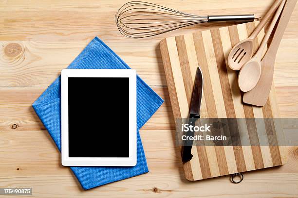 Photo libre de droit de Ustensiles De Cuisine Avec Tablette Numérique banque d'images et plus d'images libres de droit de Aliment - Aliment, Aliments et boissons, Beige