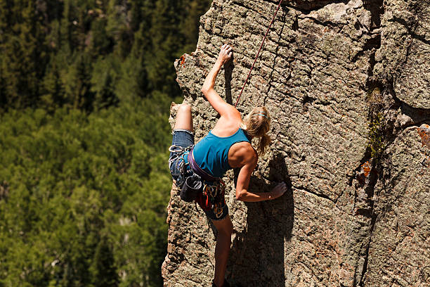 тянуть вверх - climbing rock climbing women determination стоковые фото и изображения