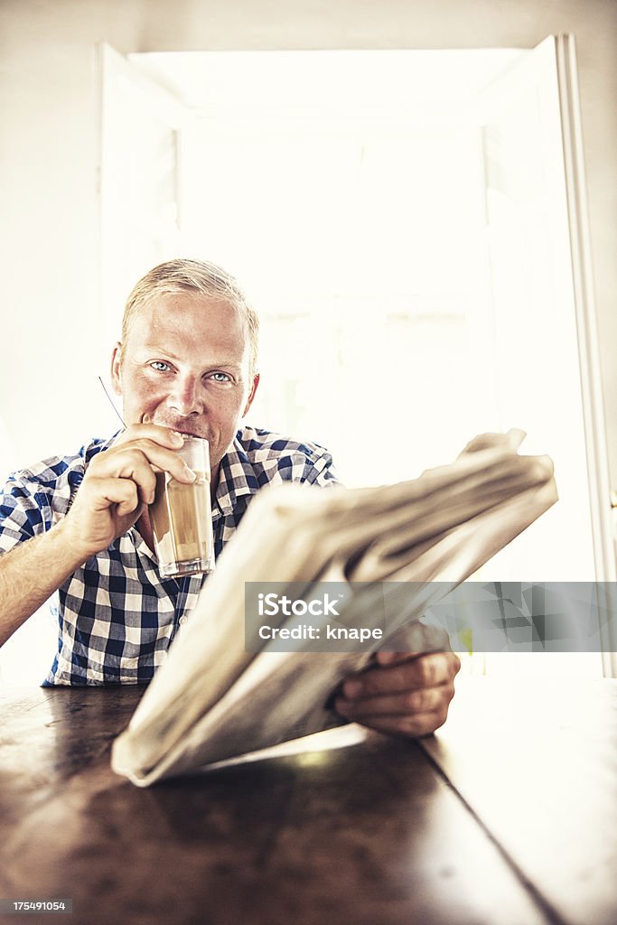 Hombre leyendo las noticias - Foto de stock de 30-39 años libre de derechos
