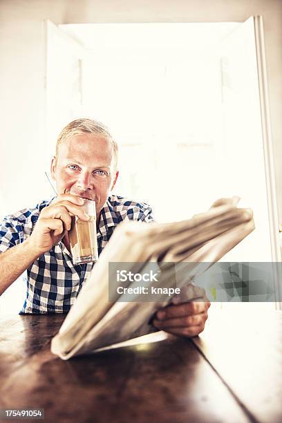 Hombre Leyendo Las Noticias Foto de stock y más banco de imágenes de 30-39 años - 30-39 años, 35-39 años, Adulto