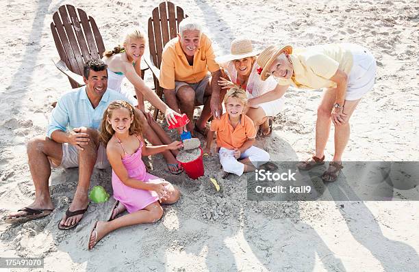 Familia En La Playa Foto de stock y más banco de imágenes de Playa - Playa, Reunión familiar, Clima tropical