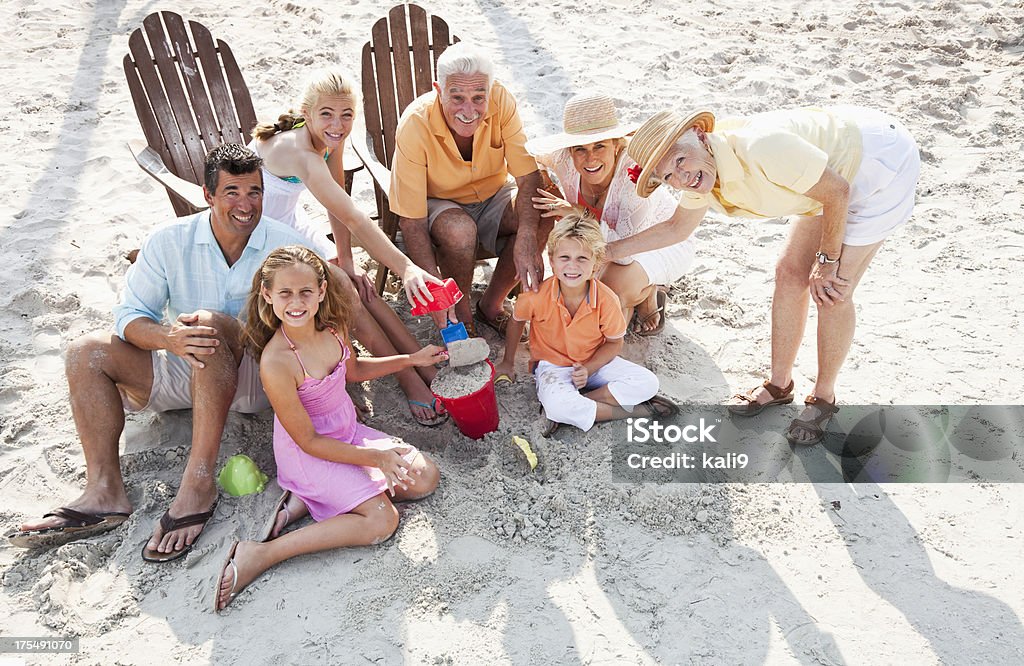 Multi-generazione famiglia in spiaggia - Foto stock royalty-free di Spiaggia