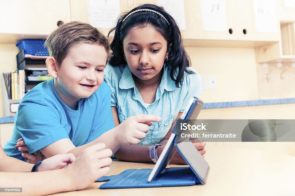 Scuola bambini utilizzando Tablet PC - Foto stock royalty-free di 14-15 anni