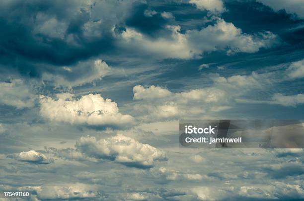 Foto de Dramático Nublado Céu Escuro e mais fotos de stock de Abstrato - Abstrato, Alto-Cúmulo, Cirro-cúmulo