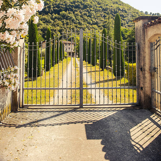 Gate to a tuscan estatehttp://www.satuknape.com/wp-content/uploads/2012/08/italien.jpg