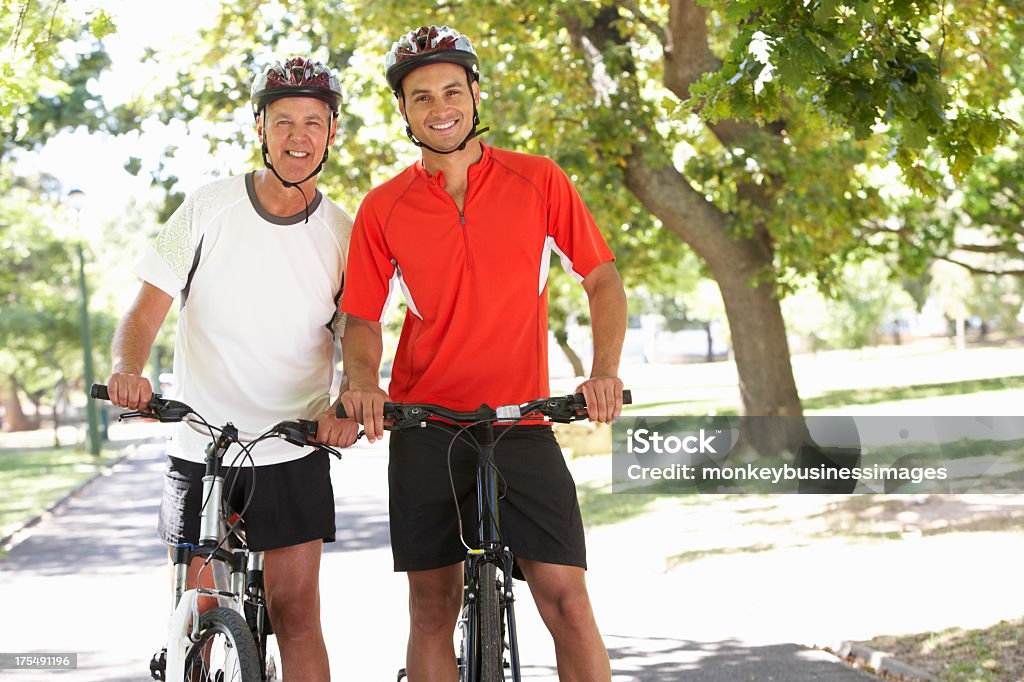 Dois homens Ciclismo através de um parque - Royalty-free 30-39 Anos Foto de stock