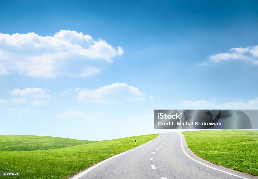 Road zwischen hügeligen Felder - Lizenzfrei Straßenverkehr Stock-Foto