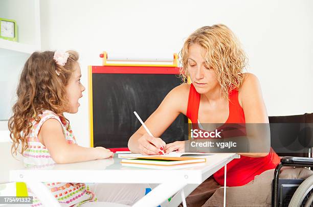 Lehrer In Einem Rollstuhl Stockfoto und mehr Bilder von Ausbilder - Ausbilder, Kind, Andersfähigkeiten