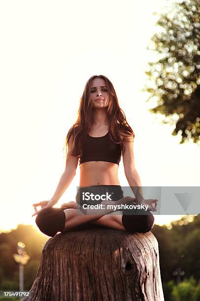 Yoga Esercizio - Fotografie stock e altre immagini di Adulto - Adulto, Albero, Ambientazione esterna