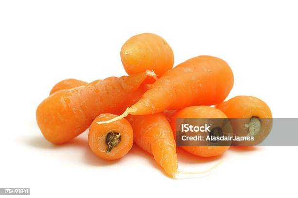 Baby Carrots - Fotografie stock e altre immagini di Carota - Carota, Piccolo, Sfondo bianco