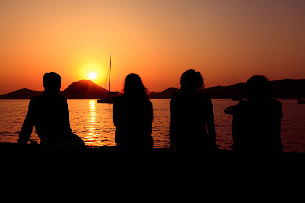 ver o pôr-do-sol - contemplation silhouette tree men imagens e fotografias de stock