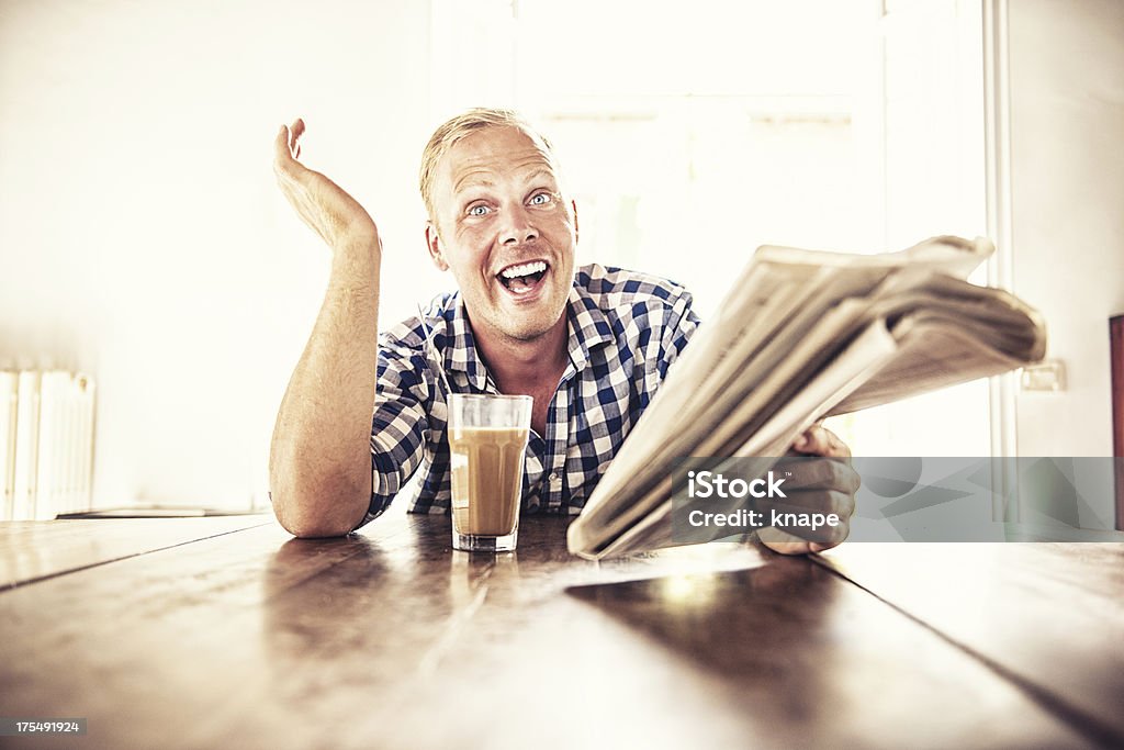 Homme lisant les actualités - Photo de 35-39 ans libre de droits