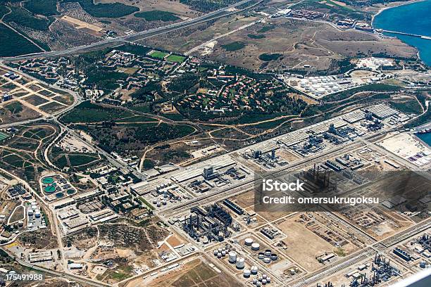 Foto de Refinaria De Petróleo e mais fotos de stock de Abastecer - Abastecer, Ajardinado, Alto - Descrição Geral