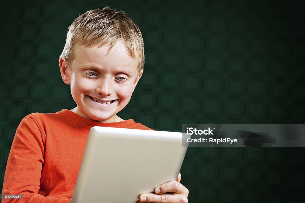 Soddisfazione, dimostrano ragazzino con computer tablet-style - Foto stock royalty-free di 10-11 anni