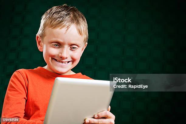 Soddisfazione Dimostrano Ragazzino Con Computer Tabletstyle - Fotografie stock e altre immagini di 10-11 anni
