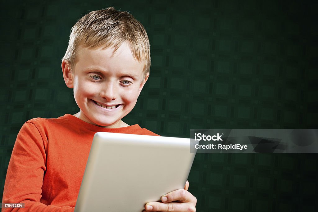 시행함으로써, 의기양양 소년만, 태블릿 스타일 컴퓨터 - 로열티 프리 10-11세 스톡 사진