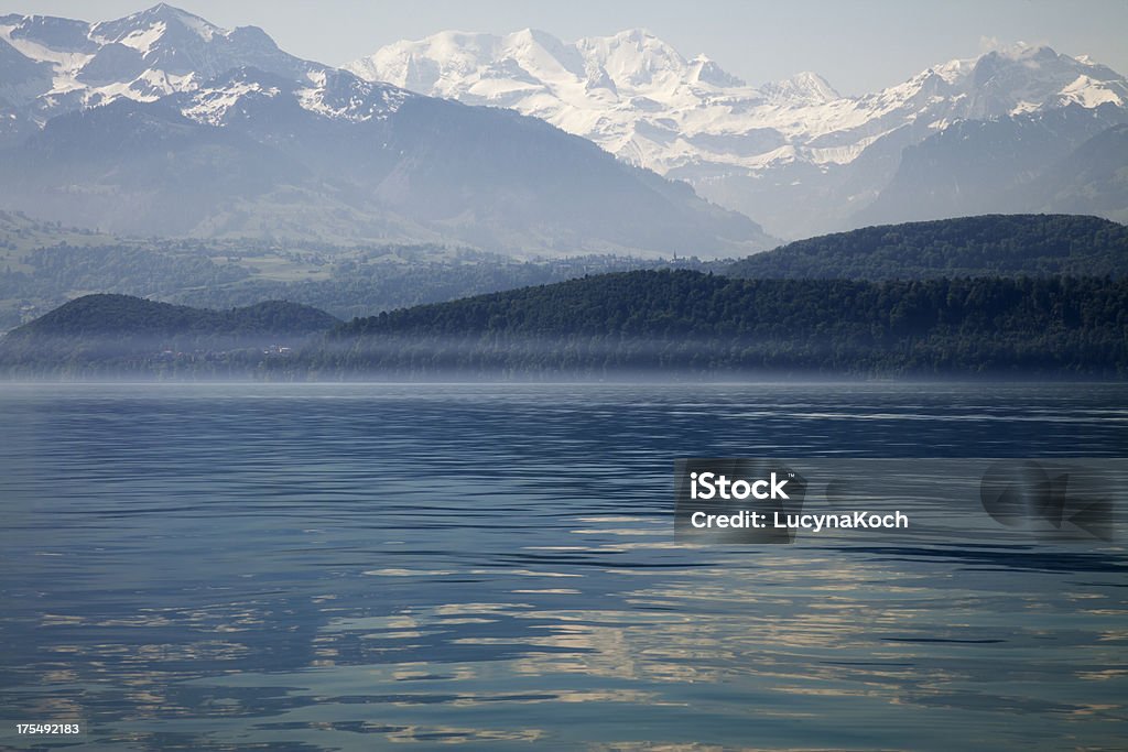 Jezioro Thun i Alpy Szwajcarskie - Zbiór zdjęć royalty-free (Jezioro)