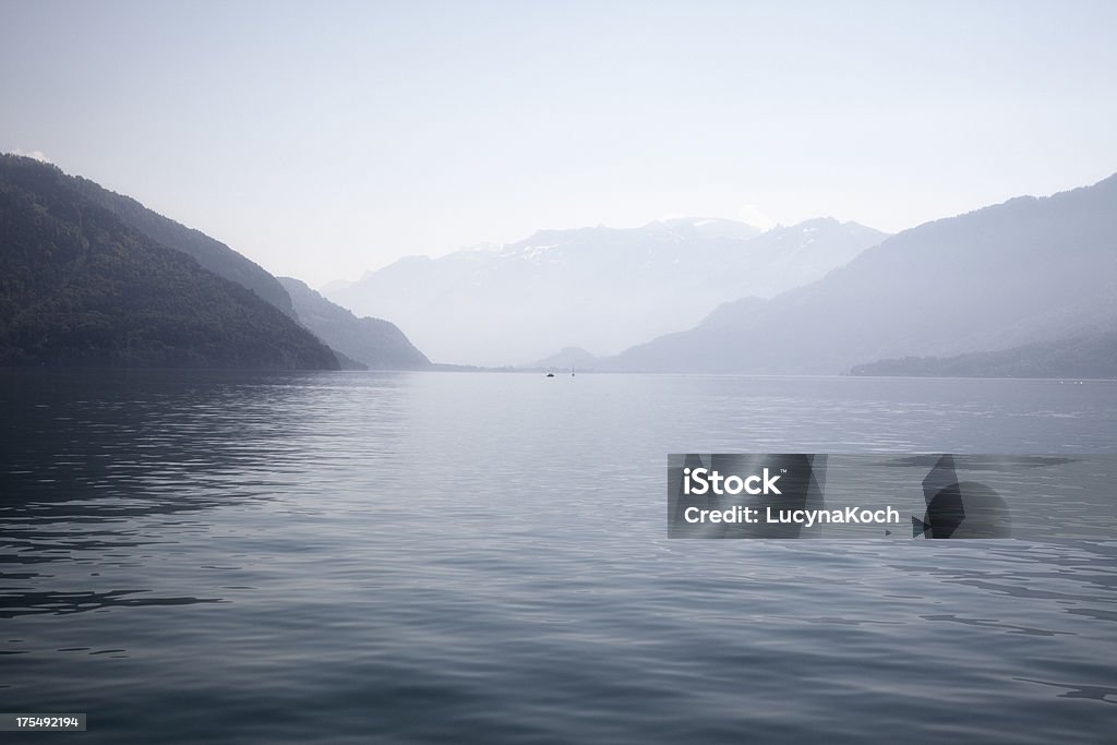 Lake of Thun und die Schweizer Alpen - Lizenzfrei Alpen Stock-Foto