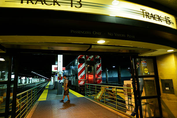 man in 鉄道駅 - union station chicago ストックフォトと画像