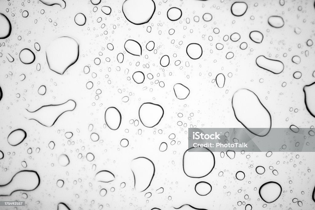 Água de chuva cai sobre fundo branco-XG - Foto de stock de Abstrato royalty-free