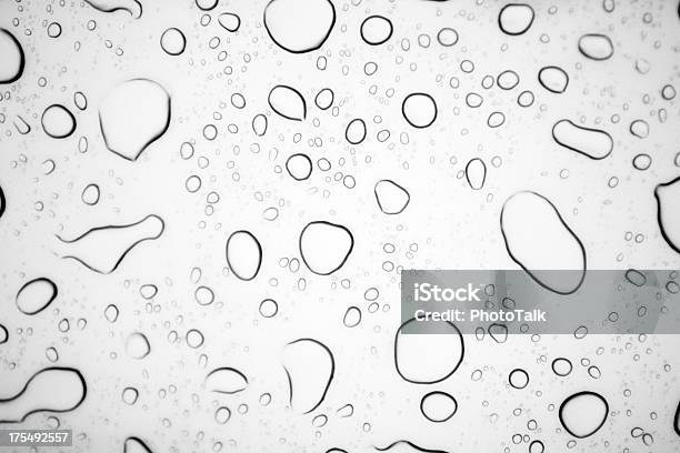 Foto de Água De Chuva Cai Sobre Fundo Brancoxg e mais fotos de stock de Abstrato - Abstrato, Arrebentação, Arte