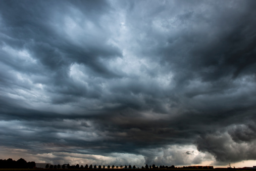 Vehemente nublado cielo dramático peligroso gris oscuro nubes photo