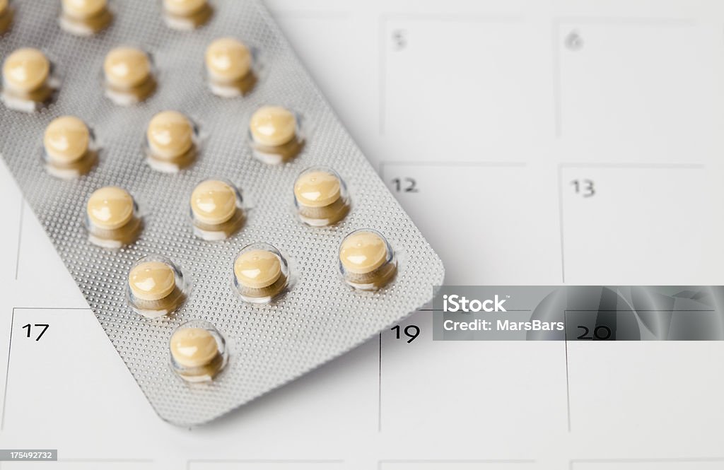 Противозачаточные таблетки на календарь фоне - Стоковые фото Без людей роялти-фри