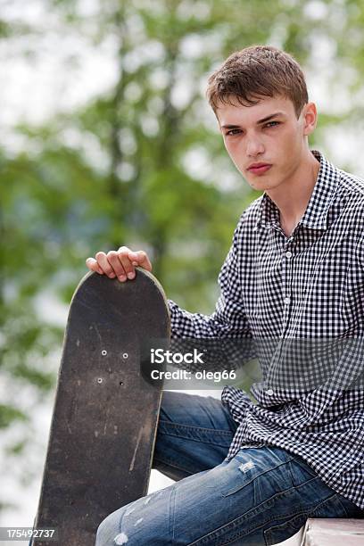 Jovem Com Skate - Fotografias de stock e mais imagens de Adolescente - Adolescente, Adolescência, Adulto