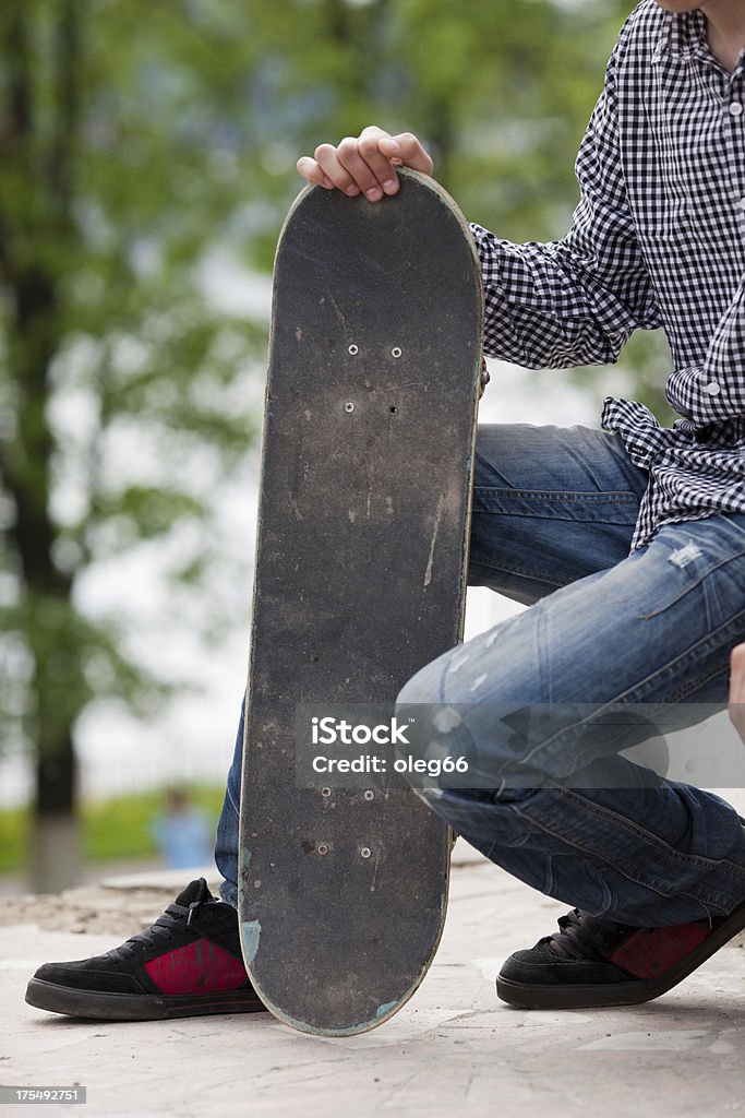 Giovane uomo con skateboard - Foto stock royalty-free di Abbigliamento