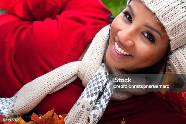 Mujer Sonriente Que Descansan En Hojas Otoñales Foto de stock y más banco de imágenes de 20-24 años - 20-24 años, Acostado, Acostado de lado