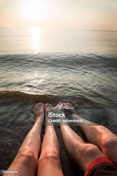 Foto de Homem E Womans Pernas Na Praia e mais fotos de stock de Pé humano - Pé humano, Vadear, Adulto