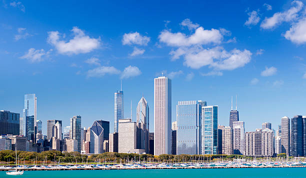 vue sur le centre-ville de chicago, dans l'illinois, états-unis - chicago skyline lake nautical vessel photos et images de collection