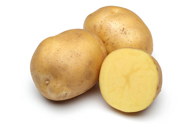 patata cuerpo completo y recién cortadas aislado en blanco - patatas preparadas fotos fotografías e imágenes de stock