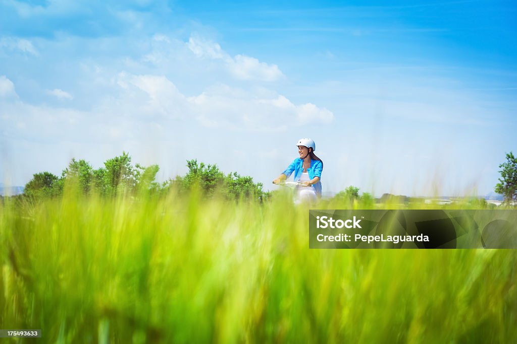 Linda primavera dia de passeios por campos verdes - Foto de stock de 20-24 Anos royalty-free