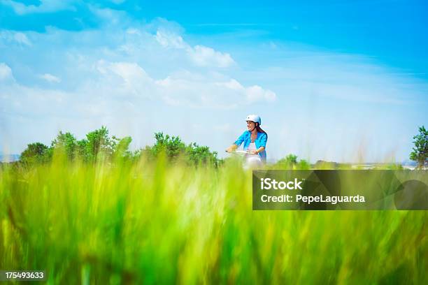 Foto de Linda Primavera Dia De Passeios Por Campos Verdes e mais fotos de stock de 20-24 Anos - 20-24 Anos, Adulto, Alegria