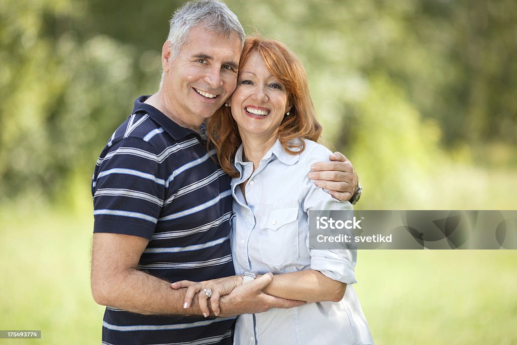 Heureux couple mature en plein air. - Photo de Cheveux roux libre de droits