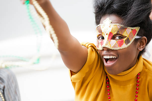 joven hermosa mujer usando la máscara en nueva orleans - mardi gras new orleans mask bead fotografías e imágenes de stock